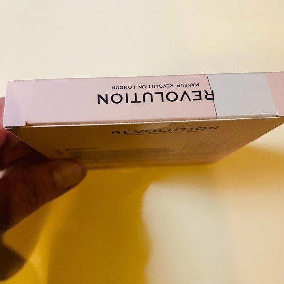 NWT Makeup Revolution Rachel from FRIENDS collectors vegan eye shadow palette - Picture 4 of 7